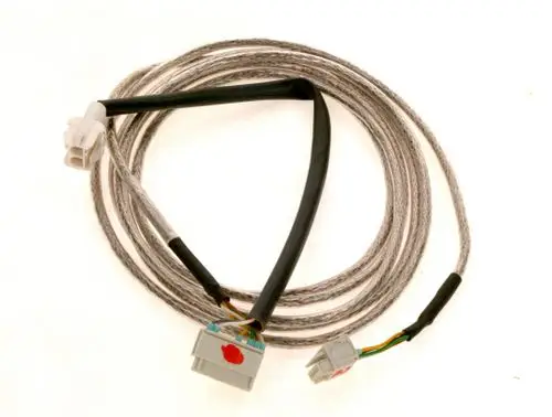 Kabel für Luftmassensensor mit mehreren Anschlüssen, in grauer Mikro-Mantelisolierung, hergestellt von Bosch.